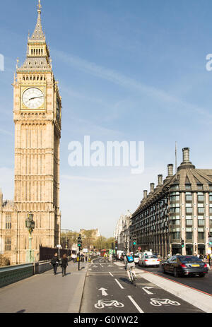 London, UK. 6th May, 2016. Two new 'segregated cycle superhighway' cycle tracks open in central London in the last act by outgoing Mayor of London Boris Johnson Credit: © Joe Dunckley/Alamy Live News  Stock Photo