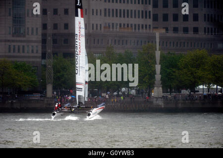 New York, New York, USA. 06th May, 2016. Spectators in lower Manhattan watching the Groupama Team France boat in action during practice for the Louis Vuitton America's Cup event in New York Harbor this weekend. Credit:  Adam Stoltman/Alamy Live News Stock Photo