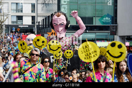 Brighton UK 7th May 2016 - A giant puppet of FatBoy Slim who lives in the city joins in the Brighton Festival Children's Parade today with over 5000 local children taking part . The parade is organised by Community Arts Charity Same Sky with this years theme being Brighton Celebrates Credit:  Simon Dack/Alamy Live News Stock Photo