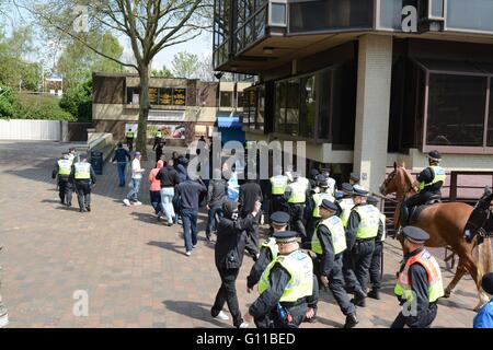Portsmouth, UK. 7th May 2016. Police escort the protesters away as the protest comes to an end. Credit: Marc Ward/Alamy Live News Stock Photo