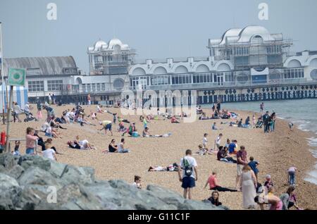 Portsmouth, UK. 7th May 2016. Hundreds take to the Portsmouth seafront to enjoy a beautiful summer's day. Credit: Marc Ward/Alamy Live News Stock Photo
