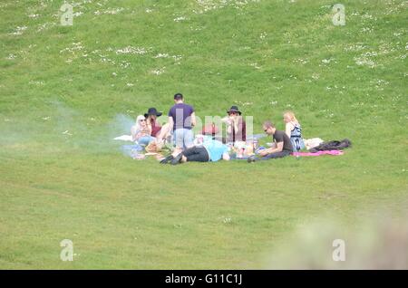 Portsmouth, UK. 7th May 2016. Excited locals have a picnic on Southsea common as they enjoy the most of the Sun. Credit: Marc Ward/Alamy Live News Stock Photo