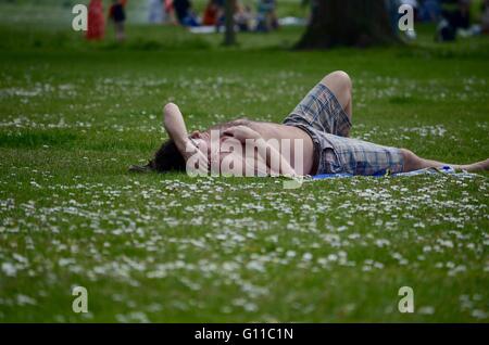 Portsmouth, UK. 7th May 2016. Sunbather falls asleep in the beautiful summer's sun. Credit: Marc Ward/Alamy Live News Stock Photo