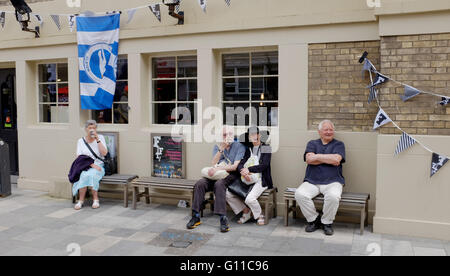 Brighton UK 7th May 2016 - This couple take a break from watching performers in the Brighton Festival Fringe City events taking place over the weekend Credit:  Simon Dack/Alamy Live News Stock Photo