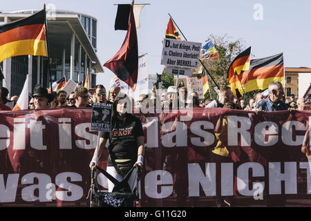 Berlin, Berlin, Germany. 7th May, 2016. Protesters during the rally held under the motto 'Merkel muss weg![Merkel must go]' organised by far-right group 'We for Berlin & We for Germany' Credit:  Jan Scheunert/ZUMA Wire/Alamy Live News Stock Photo