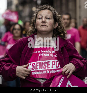 Barcelona, Catalonia, Spain. 7th May, 2016. A pro-independence Catalan shows a placard reading 'without fear' as she marches through the city of Barcelona protesting for civil disobedience against the Spanish state © Matthias Oesterle/ZUMA Wire/Alamy Live News Stock Photo