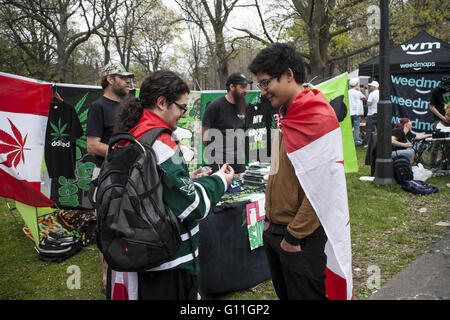 Toronto, Ontario, Canada. 7th May, 2016. Global Marijuana event on Toronto, CA. People favour to using marijuana either as a medicine or for recreational purposes gather in Queen's Park in downtown Toronto © Joao Luiz De Franco/ZUMA Wire/Alamy Live News Stock Photo