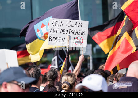 Berlin, Germany. 7th May 2016. Far-right protesters demonstrate against islam, refugees and Angela Merkel in Mitte Berlin. Protestors demanded that Chancellor Angela Merkel stand down because of allowing large numbers of refugees and migrants to enter Germany. This sign says 'no islam on German soil'. Credit:  Iain Masterton/Alamy Live News Stock Photo