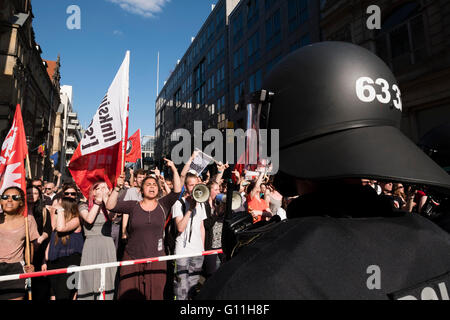 Berlin, Germany. 7th May 2016. Pro-refugee demonstrators stage counter protest against far-right demonstrators . Far-right protesters were demonstrating against islam, refugees and Angela Merkel in Mitte Berlin. Protesters demanded that Chancellor Angela Merkel stand down because of allowing large numbers of refugees and migrants to enter Germany. Credit:  Iain Masterton/Alamy Live News Stock Photo