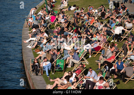 Berlin, Germany. 7th May 2016. Berliners made the most of the hot weather today with this outdoor bar beside the Spree River busy with people relaxing and drinking. Credit:  Iain Masterton/Alamy Live News Stock Photo