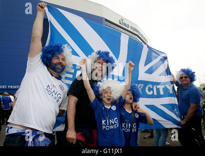 Leicester. 7th May, 2016. Leicester City fans celebrate winning the Premier League title outside King Power Stadium in Leicester, England on May 7, 2016. Credit:  Han Yan/Xinhua/Alamy Live News Stock Photo