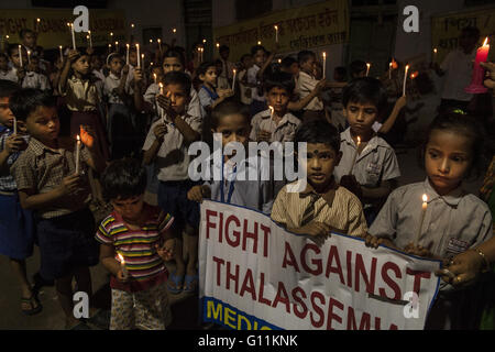 Kolkata, India. 7th May, 2016. Indian Children take part in an awareness campaign on the World Thalassemia Day in Kolkata, capital of West Bengal, India, on May 7, 2016. Thalassemia, also called Mediterranean anemia, is an inherited and non-infectious blood disorder. © Tumpa Mondal/Xinhua/Alamy Live News Stock Photo