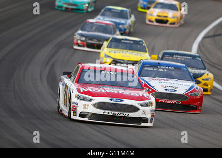 Kansas City, KS, USA. 7th May, 2016. Ryan Blaney (21) battles for position during the GoBowling.com 400 at the Kansas Speedway in Kansas City, KS. Credit:  csm/Alamy Live News Stock Photo