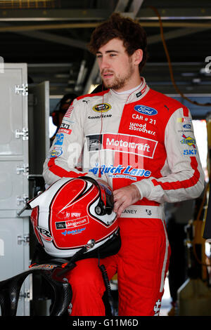 Kansas City, KS, USA. 6th May, 2016. Kansas City, KS - May 06, 2016: Ryan Blaney (21) hangs out in the garage during practice for the GoBowling.com 400 at the Kansas Speedway in Kansas City, KS. © csm/Alamy Live News Stock Photo