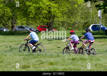 Wimbledon, London, UK. 8th May, 2016: Bicycle riders on Wimbledon Common on a hot day as temperatures are predicted to rise Credit:  amer ghazzal/Alamy Live News Stock Photo