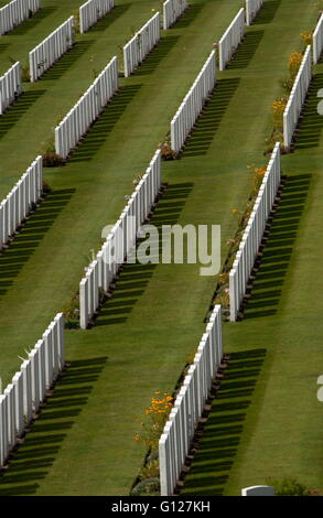 AJAX NEWS PHOTOS - 2005 - BRITISH & COMMONWEALTH WAR GRAVE CEMETERY - ETAPLES - FRANCE. LOCATED ON THE D940 FROM BOULOGNE TO LE TOUQUET. IT IS THE LARGEST OF THE BRITISH & COMMONWEALTH CEMETERIES IN FRANCE. PHOTO:JONATHAN EASTLAND/AJAX REF:D50109/340 Stock Photo