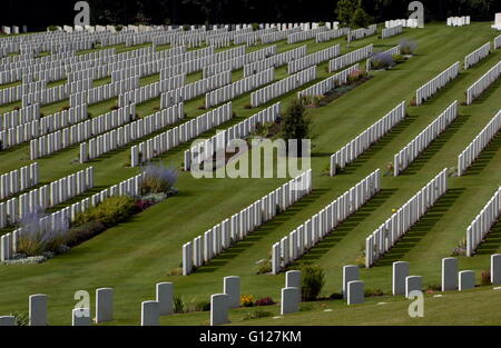 AJAX NEWS PHOTOS - 2005 - BRITISH & COMMONWEALTH WAR GRAVE CEMETERY - ETAPLES - FRANCE. LOCATED ON THE D940 FROM BOULOGNE TO LE TOUQUET. IT IS THE LARGEST OF THE BRITISH & COMMONWEALTH CEMETERIES IN FRANCE. PHOTO:JONATHAN EASTLAND/AJAX REF:D50109/337 Stock Photo