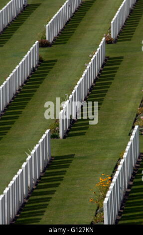 AJAX NEWS PHOTOS - 2005 - BRITISH & COMMONWEALTH WAR GRAVES CEMETERY - ETAPLES - FRANCE. LOCATED ON THE D940 FROM BOULOGNE TO LE TOUQUET. IT IS THE LARGEST OF THE BRITISH & COMMONWEALTH CEMETERIES IN FRANCE. PHOTO:JONATHAN EASTLAND/AJAX REF:D50109/339 Stock Photo