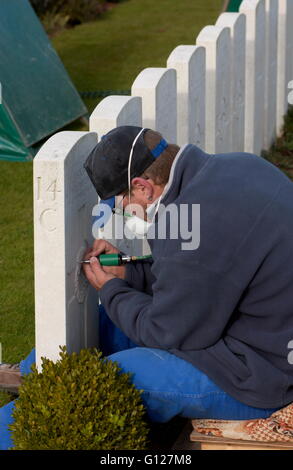 AJAX NEWS PHOTOS - 2005 - FRANCE - SOMME - PICARDY - COMMONWEALTH WAR GRAVE COMMISSION PERSONNEL AT WORK IN CATERPILLAR RIDGE CEMETERY CLEANING AND RE-ENGRAVING THE HEADSTONES OF THE FALLEN. PHOTO:JONATHAN EASTLAND/AJAX REF:D52110/622 Stock Photo