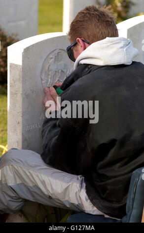 AJAX NEWS PHOTOS - 2005 - FRANCE - SOMME - PICARDY - COMMONWEALTH WAR GRAVE COMMISSION PERSONNEL AT WORK IN CATERPILLAR RIDGE CEMETERY CLEANING AND RE-ENGRAVING THE HEADSTONES OF THE FALLEN. PHOTO:JONATHAN EASTLAND/AJAX REF:D52110/612 Stock Photo