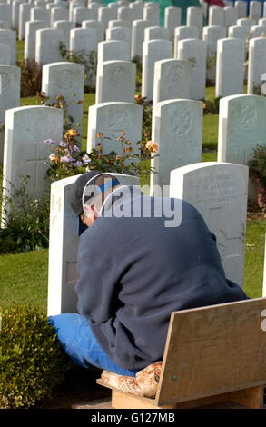 AJAX NEWS PHOTOS - 2005 - FRANCE - SOMME - PICARDY - COMMONWEALTH WAR GRAVE COMMISSION PERSONNEL AT WORK IN CATERPILLAR RIDGE CEMETERY CLEANING AND RE-ENGRAVING THE HEADSTONES OF THE FALLEN. PHOTO:JONATHAN EASTLAND/AJAX REF:D52110/620 Stock Photo
