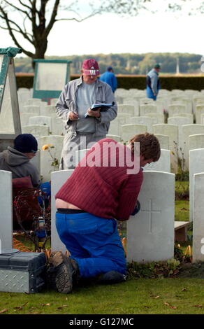 AJAX NEWS PHOTOS - 2005 - FRANCE - SOMME - PICARDY - COMMONWEALTH WAR GRAVE COMMISSION PERSONNEL AT WORK IN CATERPILLAR RIDGE CEMETERY CLEANING AND RE-ENGRAVING THE HEADSTONES OF THE FALLEN. PHOTO:JONATHAN EASTLAND/AJAX REF:D52110/624 Stock Photo