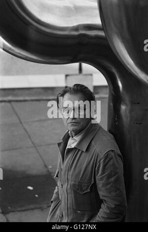 Archive image of  photographer Jorge Lewinski, 1921-2008, photographed at the South Bank Centre, London, by Mark Dunn, 1979. Sculpture 'Zemran', 1971, by William Pye, b. 1938 Stock Photo