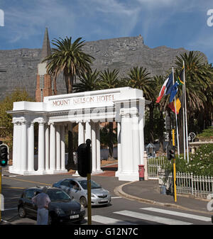 TABLE MOUNTAIN AND MOUNT NELSON HOTEL CAPE TOWN SOUTH AFRICA The main entrance to the famous Mount Nelson Hotel Stock Photo