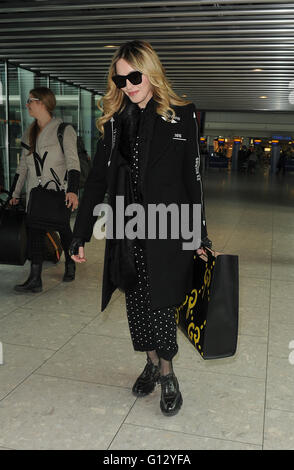 Guy Ritchie seen arriving at Madonnas London home with a bottle of wine  Featuring: Madonna Where: London, United Kingdom When: 07 Apr 2016 Stock Photo