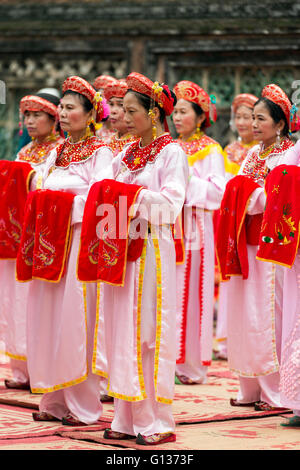 Women in traditional dress for a ceremony during the Truong Yen Festival at Hoa Lu Temples in Nihn Bihn, Vietnam Stock Photo
