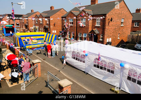 Belfast, Northern Ireland. 29 Apr 2011 - Residents of a street off the Shankill Road celebrate the Royal Wedding by having a street party. Stock Photo