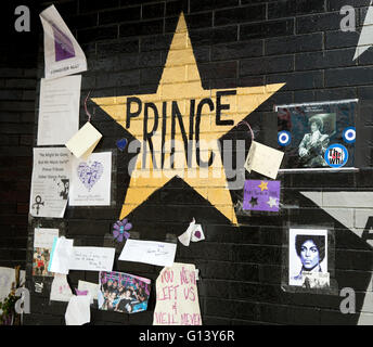 Gold star and memorial tribute for the musician Prince at the First Avenue & 7th Street Entry nightclub in downtown Minneapolis Stock Photo