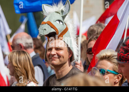 Anti government demonstration in Warsaw, Poland. 7th May, 2016. The demonstration organized in Warsaw, Poland by the KOD (Comitee for the Defense of Democracy) gathered 240,000 people. It's been the largest demonstration in Poland since the fall of the communism. The horse costume here is to remember about horses from Janow Podlaski stud where hand management made by the Polish right-wing government caused death of few very valuable mares. Credit:  Marcin Jamkowski/Adventure Pictures/Alamy Live News Stock Photo