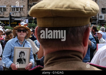 Jerusalem, Israel. 8th May, 2016. WWII veterans and descendants from around the country assemble in Jerusalem for a colorful march, many in their WWII uniforms with medals, decorations, grandchildren and photos commemorating their loved ones, celebrating Allied victory over Nazi Germany. Credit:  Nir Alon/Alamy Live News Stock Photo