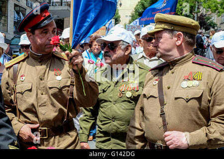 Jerusalem, Israel. 8th May, 2016. WWII veterans and descendants from around the country assemble in Jerusalem for a colorful march, many in their WWII uniforms with medals, decorations, grandchildren and photos commemorating their loved ones, celebrating Allied victory over Nazi Germany. Credit:  Nir Alon/Alamy Live News Stock Photo