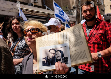 Jerusalem, Israel. 8th May, 2016. WWII veterans and descendants from around the country assemble in Jerusalem for a colorful march, many in their WWII uniforms with medals, decorations, grandchildren and photos commemorating their loved ones, celebrating Allied victory over Nazi Germany. Credit:  Nir Alon/Alamy Live News Stock Photo