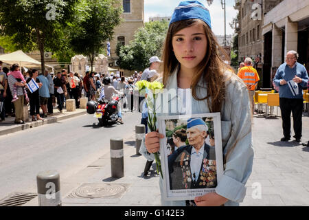 Jerusalem, Israel. 8th May, 2016. WWII veterans and descendants from around the country assemble in Jerusalem for a colorful march, many in their WWII uniforms with medals, decorations, grandchildren and photos commemorating their loved ones, celebrating Allied victory over Nazi Germany. Credit:  Nir Alon/Alamy Live News Stock Photo