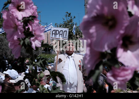 Jerusalem, Israel. 8th May, 2016. Russian-Israeli World War II veterans take part in a parade in honor of 71 years since the Allies’ victory over Nazi Germany in World War II, in the center of Jerusalem Credit:  Eddie Gerald/Alamy Live News Stock Photo