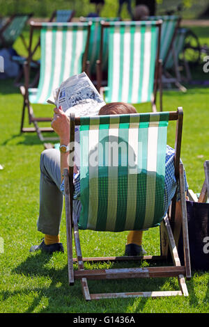 London, UK. 8th May 2016. Hot Summer Weather brings people out sunbathing in deckchairs in St James Park in London, England Credit:  Paul Brown/Alamy Live News Stock Photo