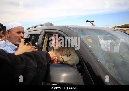 Jerusalem. 8th May, 2016. Jerusalem, Eshel prison in the southern Israeli city of Beer Sheba to begin a nine-month prison sentence for incitement to violence. 8th May, 2016. Arab-Israeli Sheikh Raed Salah (C), the leader of the northern wing of the Islamic Movement in Israel, sits in a car to enter the Eshel prison in the southern Israeli city of Beer Sheba to begin a nine-month prison sentence for incitement to violence, May 8, 2016. Credit:  Muammar Awad/Xinhua/Alamy Live News Stock Photo