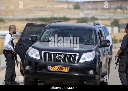 Jerusalem. 8th May, 2016. Jerusalem, Eshel prison in the southern Israeli city of Beer Sheba to begin a nine-month prison sentence for incitement to violence. 8th May, 2016. Arab-Israeli Sheikh Raed Salah, the leader of the northern wing of the Islamic Movement in Israel, sits in a car to enter the Eshel prison in the southern Israeli city of Beer Sheba to begin a nine-month prison sentence for incitement to violence, May 8, 2016. Credit:  Muammar Awad/Xinhua/Alamy Live News Stock Photo