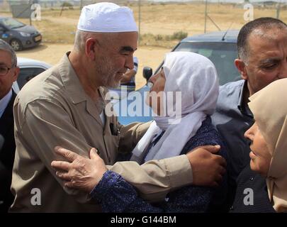 Jerusalem. 8th May, 2016. Jerusalem, Laqia as he arrives at the Eshel prison in the southern Israeli city of Beer Sheba to begin a nine-month prison sentence for incitement to violence. 8th May, 2016. Arab-Israeli Sheikh Raed Salah (L), the leader of the northern wing of the Islamic Movement in Israel, bids farewell to his mother Laqia as he arrives at the Eshel prison in the southern Israeli city of Beer Sheba to begin a nine-month prison sentence for incitement to violence, May 8, 2016. Credit:  Muammar Awad/Xinhua/Alamy Live News Stock Photo