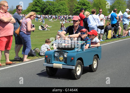 Miniature Land Rover. Chestnut Sunday, 8th May 2016. Bushy Park, Hampton Court, London Borough of Richmond, England, Great Britain, United Kingdom, UK, Europe. Vintage and classic vehicle parade and displays with fairground attractions and military reenactments. Credit:  Ian Bottle / Alamy Live News Stock Photo