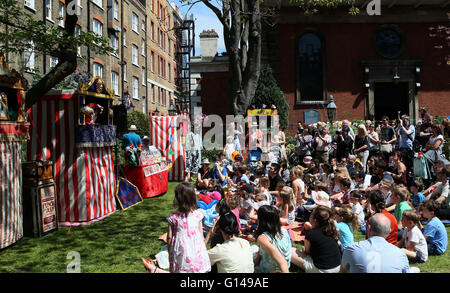 London, UK. 8th May, 2016. People watch a Punch and Judy Show in a traditional booth in London, Britain on May 8, 2016. Mr. Punch made his first recorded appearance in England on 9 May 1662, which is traditionally reckoned as Punch's UK birthday. The diarist Samuel Pepys observed a marionette show featuring an early version of the Punch character in Covent Garden in London. © Han Yan/Xinhua/Alamy Live News Stock Photo