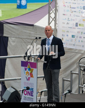 London, UK. 8th May, 2016. Rob Rinder from the 45 society 3rd Generation, speaker at the Yom HaShoah UK Jewish Community's National Holocaust Memorial Remembrance Commemoration Credit:  Prixpics/Alamy Live News
