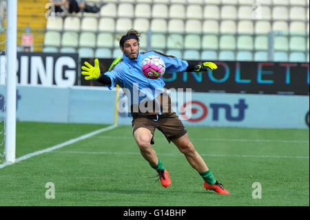 Modena, Italy. 08th May, 2016. Federico Marchetti Lazio's goalkeeper before the Serie A football match between FC Carpi and SS Lazio at Braglia Stadium in Modena. Lazio beat by 3 to 1 on Carpi at the end of a race during which the Carpi missed two penalties with Nigerian forward Jerry Uche Mbakogu. © Massimo Morelli/Pacific Press/Alamy Live News Stock Photo