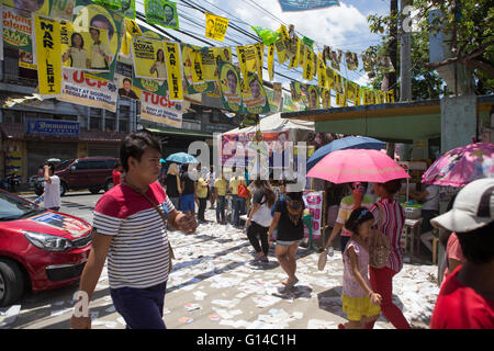 Cebu City, Philippines. 9th May, 2016. Filipinos turn out to cast their votes in the National election to choose a new President to replace Benigno Simeon 'Noynoy' Cojuangco Aquino III. Leading many polls up until todays election is the conroversial Davao City Mayor Rodrigo 'Rody' Roa Duterte.Along with the election for President voters are also voting for their choice of local Politicains. Credit:  imagegallery2/Alamy Live News Stock Photo