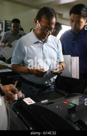 Makati City, Philippines. 9th May, 2016. Presidential candidate Philippine Vice President Jejomar Binay looks at his voting receipt inside a classroom turned into a polling precinct at a school in Makati City, the Philippines, May 9, 2016. Millions of Filipinos began casting their votes in polling centers across the country on Monday to pick a new president. Credit:  Rouelle Umali/Xinhua/Alamy Live News Stock Photo