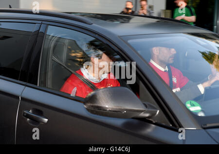 Munich, Germany. 07th May, 2016. FC Bayern Munich's coach Pep Guardiola (R) and Lorenzo Buenaventura ride out of the garage on Saebener Strasse in Munich, Germany, 07 May 2016. Photo: FELIX HOERHAGER/dpa/Alamy Live News Stock Photo