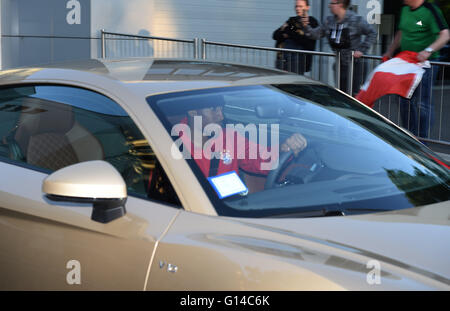 Munich, Germany. 07th May, 2016. FC Bayern Munich's Kingsley Coman rides out of the garage on Saebener Strasse in Munich, Germany, 07 May 2016. Photo: FELIX HOERHAGER/dpa/Alamy Live News Stock Photo